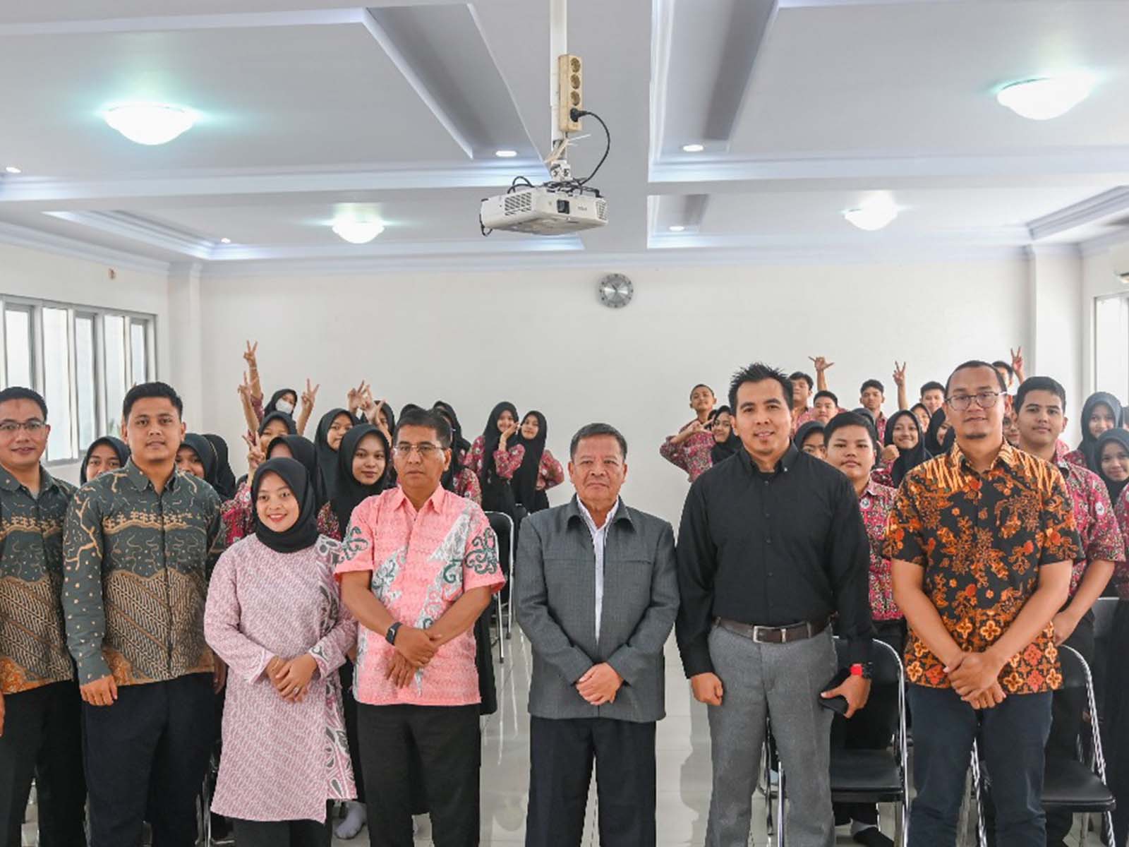 Foto Bersama Institut Tazkia dan SMK Plus Pelita